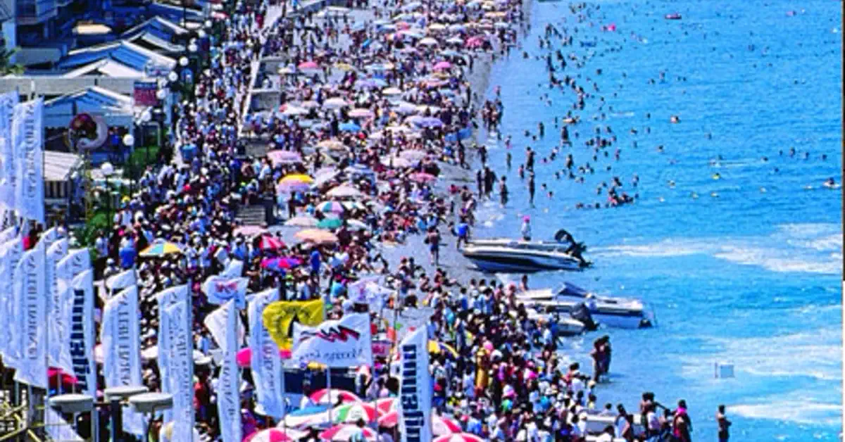 Φωτιά στον Σχίνο Λουτρακίου: 25 πυροσβέστες και ελικόπτερο σε δράση